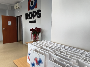 Wręczenie zaświadczeń ukończenia szkolenia na asystenta rodziny.