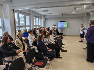 Wręczenie zaświadczeń ukończenia szkolenia na asystenta rodziny.