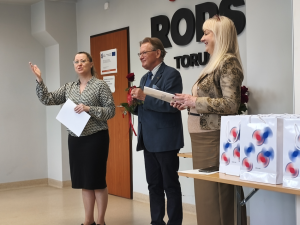 Wręczenie zaświadczeń ukończenia szkolenia na asystenta rodziny.