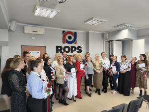 Wręczenie zaświadczeń ukończenia szkolenia na asystenta rodziny.