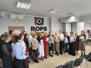 Wręczenie zaświadczeń ukończenia szkolenia na asystenta rodziny.