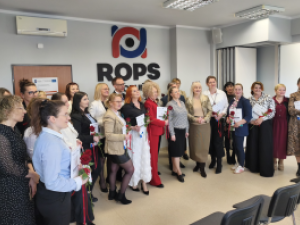 Wręczenie zaświadczeń ukończenia szkolenia na asystenta rodziny.