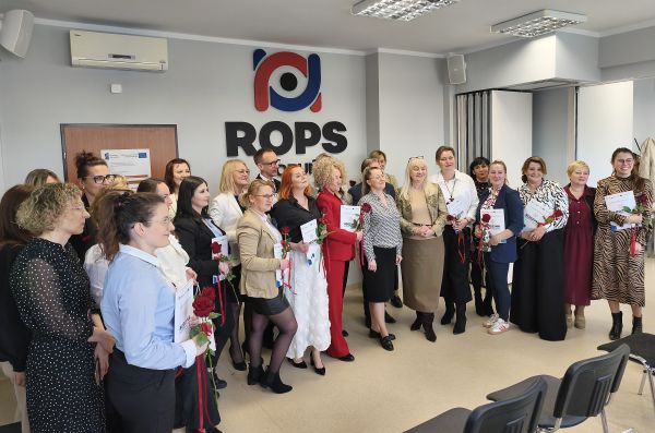 Wręczenie zaświadczeń uczestnikom szkolenia na asystentów rodzin