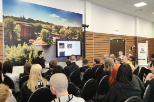 ludzie siedzą na krzesłach