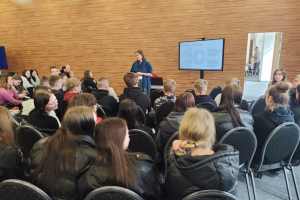 ludzie siedzą na krzesłach