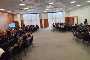 ludzie siedzą na krzesłach