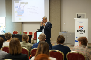 mężczyzna przemawia na konferencji