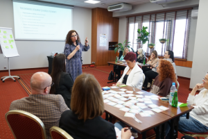 kobieta stoi i mówi