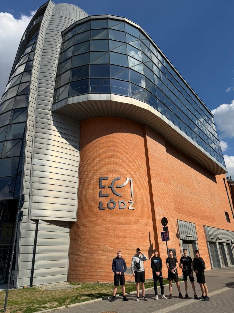 Grupa młodzieży na wycieczce do łodzi