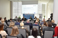 ludzie siedzą na krzesłach podczas konferencji