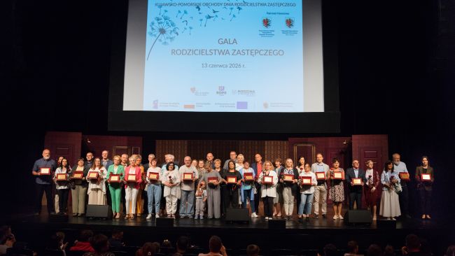 Zdjęcie 26 rodzin uhonorowanych przez Marszałka Województwa Kujawsko-Pomorskiego.