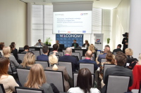 ludzie siedzą i słuchają wykładu