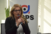 kobieta w okularach trzyma mikrofon