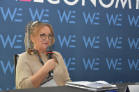 kobieta w okularach trzyma mikrofon