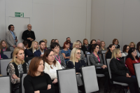 ludzie siedzą na krzesłach