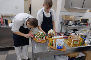 młodzi mężczyźni dekorują pierniki