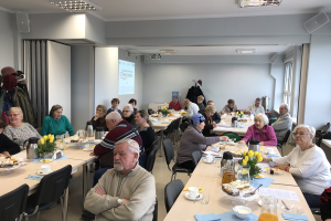 ludzie siedzą na krzesłach