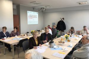 ludzie siedzą przy stole