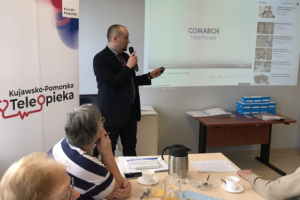 mężczyzna stoi z mikrofonem