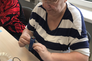 kobieta ogląda bransoletkę życia