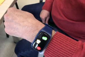 bransoletka życia na dłoni seniora