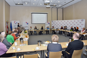 ludzie siedzą przy stołach