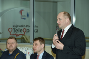 mężczyzna przemawia na konferencji