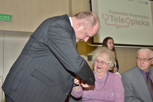 mężczyzna pomaga kobiecie zapiąć bransoletkę