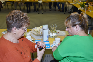 dwie kobiety siedzą