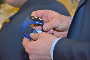 bransoletka życia trzymana w rękach