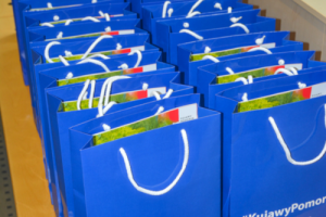 torebki prezentowe stoją na stole