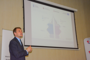 mężczyzna przed ekranem