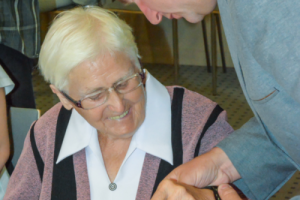 mężczyzna pomaga kobiecie zapiąć bransoletkę