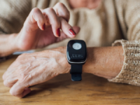 bransoletka na ręce seniora