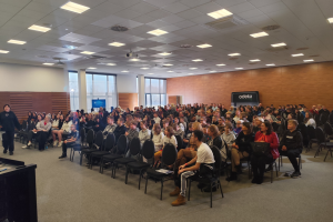 ludzie siedzą na krzesłach