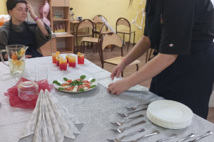 dwie kobiety przy stole