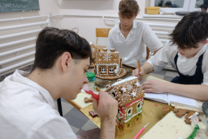 młodzi mężczyźni dekorują pierniki