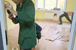 mężczyźni wykonują prace remontowe