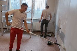 mężczyźni wykonują prace remontowe