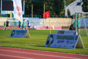 banery reklamowe na murawie boiska