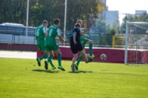 mężczyźni grają w piłkę nożną