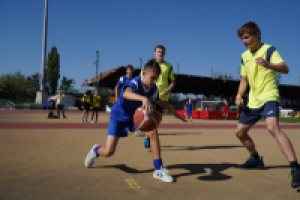 ludzie grają w koszykówkę