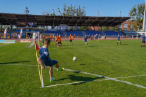 mężczyzna wykonuje rzut rożny