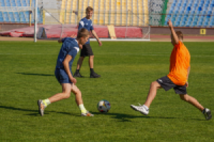 ludzie grają w piłkę nożną