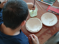 mężczyzna maluje pędzlem