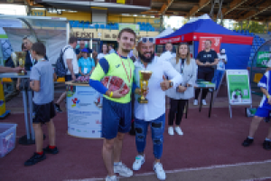 mężczyźni pozują z pucharem