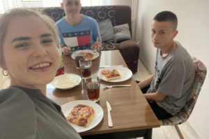 ludzie siedzą przy stole