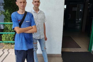 mężczyźni pozują przed urzędem pracy