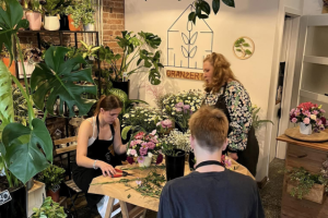 ludzie przygotowują bukiety