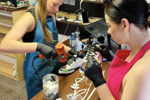 kobiety malują buty